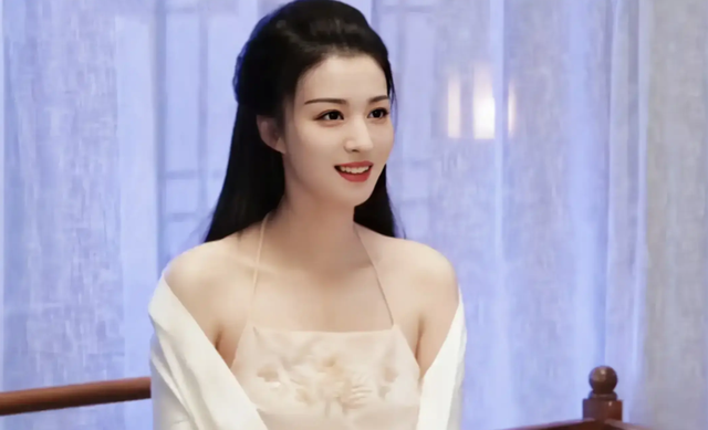 同样上演“肚兜诱惑”，王楚然空心美人，郭珍霓和她才是真妖孽！