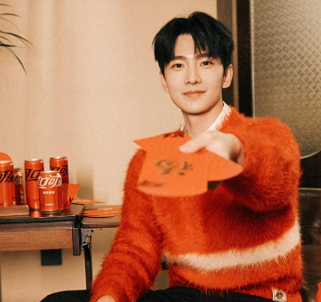 羡慕！杨洋开法拉利回乡过年被偶遇！坐台阶看打篮球超接地气