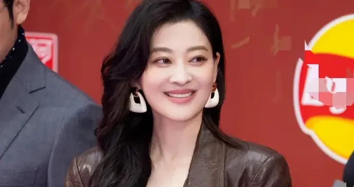 50岁梅婷减肥成功后大变样！穿皮西装+吊带裙好高级，差点认不出