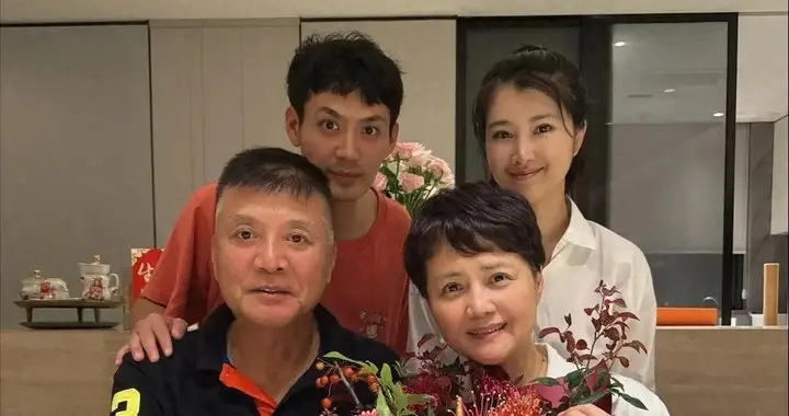 59岁茹萍现状曝光：住2000平豪宅、不用工作，继子女儿都孝顺她