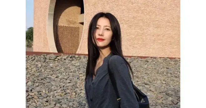 高圆圆的气质真是出挑！穿高级灰上衣+阔腿裤，时髦又减龄！