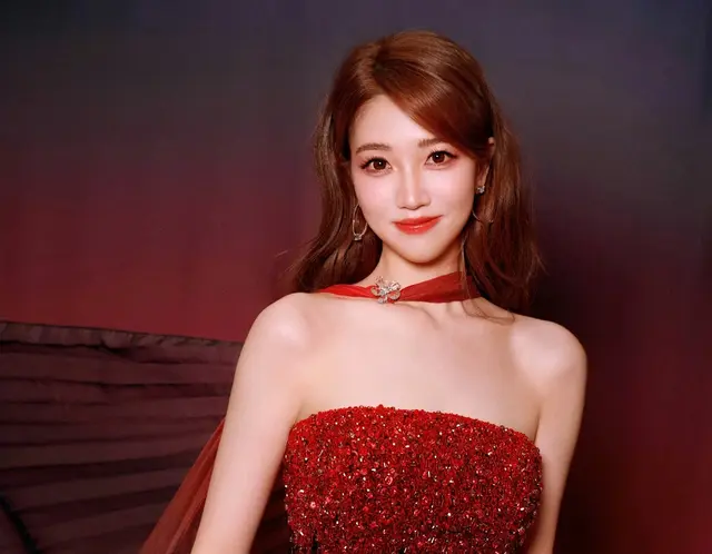 张纯烨，好适合亮晶晶的红色衣服，笑起来甜蜜蜜的