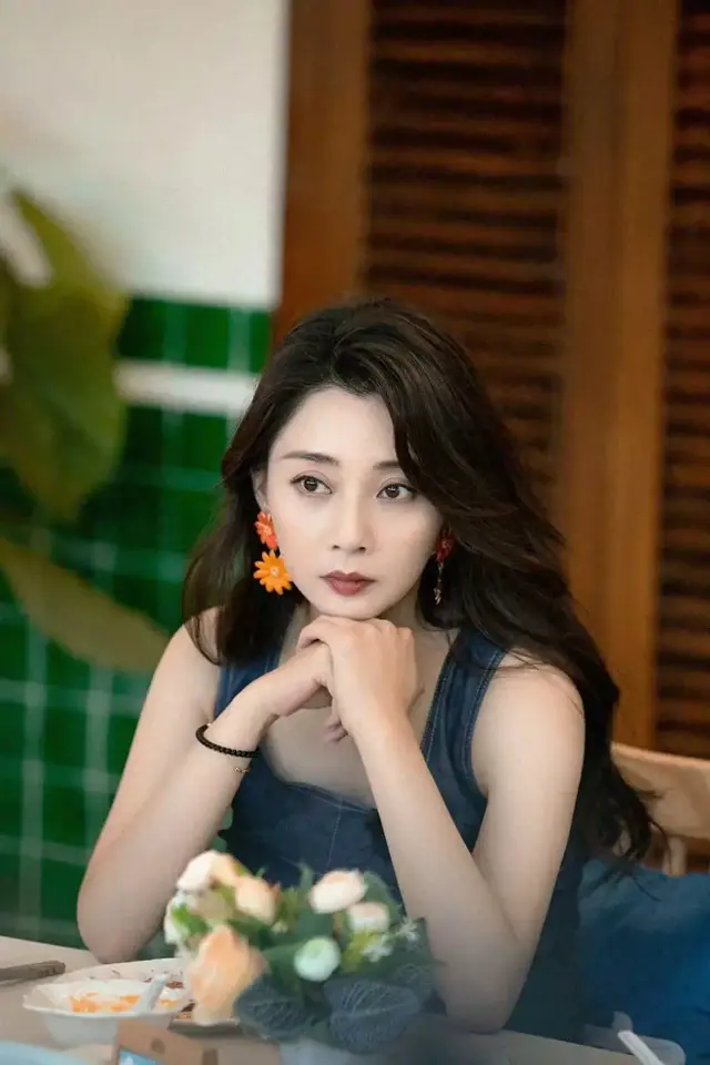 殷桃和男友吃面被拍，穿吊带裙豪放不羁，男友喂食秒变幸福小女人