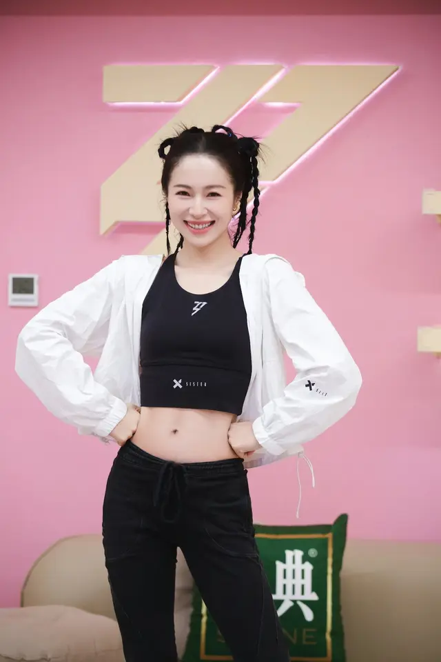 江一燕性感露脐装
