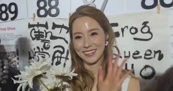 徐子淇现身恒基艺术庆典，金发白裙状态松弛，李家诚在旁笑不拢嘴