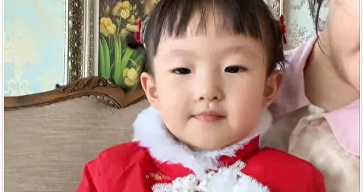 闪闪鼓掌唱祝福爷爷奶奶，黄一鸣偷笑，王思聪一家冷到骨子里