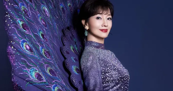 赵雅芝老婆今日穿着紫色鎏金裙，成熟女性的温婉和贵气拉满