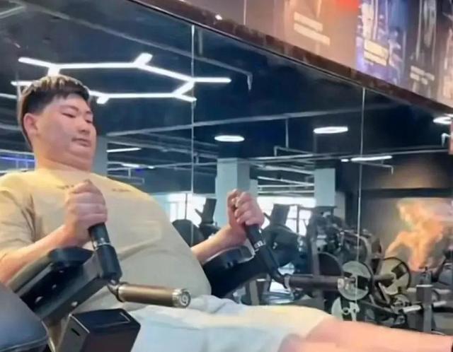 美甲 朱小伟考完驾照被爸爸安排去减肥，和妹妹一个训练营，妹妹瘦不少