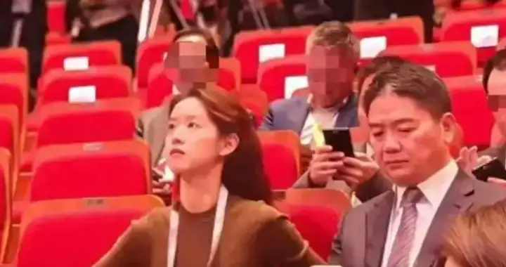 章泽天面相变了，她身边的男人终于急了，这就是她频繁蹭照的原因