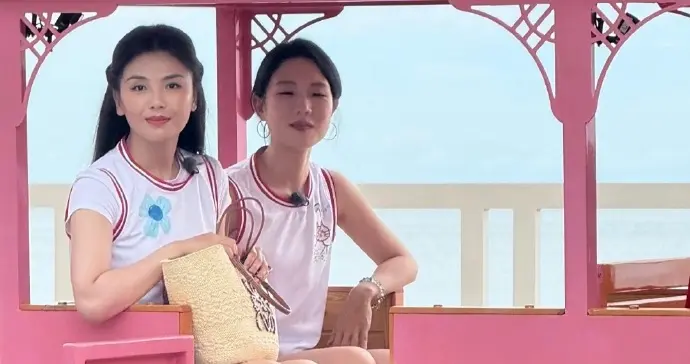 刘涛真是一点不显老！穿白色运动上衣搭拼接色迷你短裙，体态轻盈