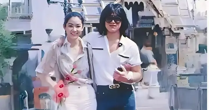 一张照片勾起青春回忆，25岁的成龙和24岁的林青霞留下了珍贵合影