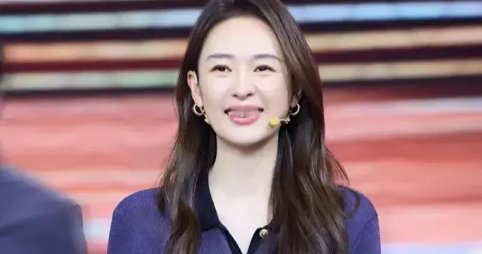 阔太童瑶气质真高级！穿紫色针织衫+百褶长裙，时髦又优雅