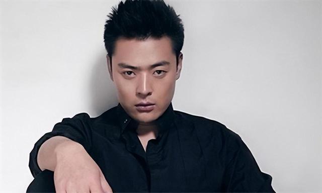 拍戏被炸双目失明，患抑郁症两度轻生，“魏和尚”张桐现状如何？