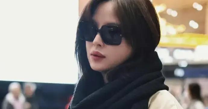 辛芷蕾机场私服真会穿！廓版风衣+打底衫+黑色皮裤 时髦洋气又高级