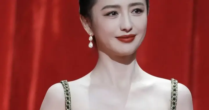 佟丽娅国剧盛典红毯造型，温婉如水的丫丫