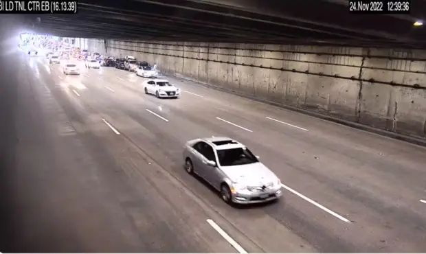 美国旧金山一辆特斯拉全自动驾驶模式造成了一场 8 辆汽车相撞事故