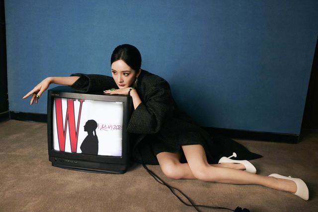 杨幂低马尾烟熏妆美得好大气