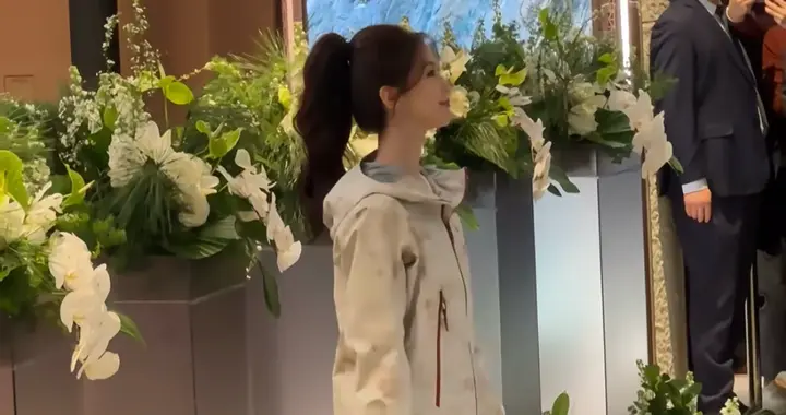 刘诗诗出席活动，脖子太长了看着很奇怪，虽然扎高马尾但皱纹明显