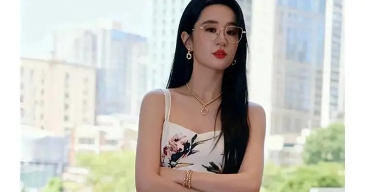 刘亦菲碎花裙搭白高跟，知性优雅美翻内娱