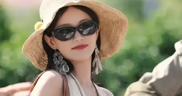 李一桐穿度假风长裙姿态舒展 头戴草帽随性时尚
