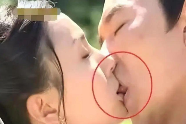 伸舌头、嘴亲肿、面条吻，这些“中老年”演员拍吻戏，个个辣眼睛