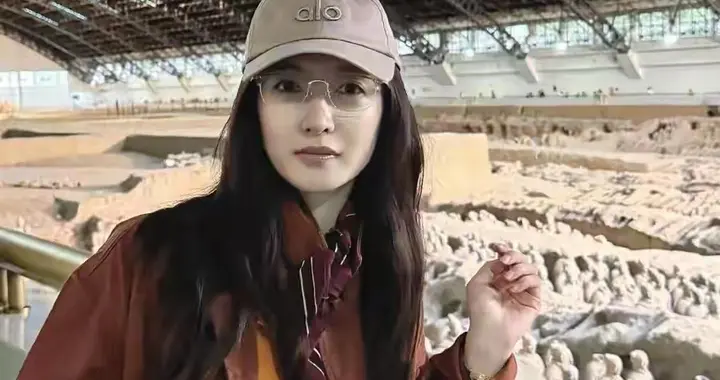 江疏影西安观兵马俑，穿风衣带眼镜气质开挂，随手一拍都是大片