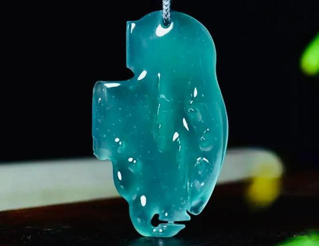 龙钞|玉石圈的C位之争！和田玉与翡翠应该怎么选？