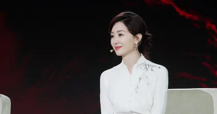 主持人郭若天主持风采，气质优雅高贵