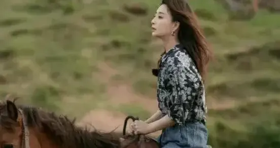 殷桃的穿搭真的太惊艳了，时髦大气还特别减龄，气质直接拉满！