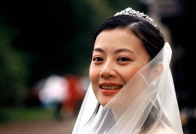 她曾是央视主持人，却远嫁欧洲入英国国籍，今49岁离婚回中国捞金