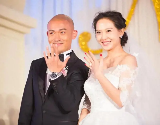 45岁聂远近照曝光，小腿细如筷子惹担忧！36岁二婚妻子素颜眼袋大