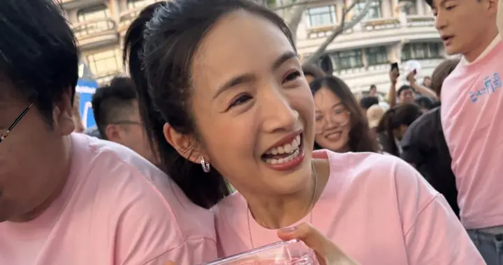 林依晨西湖边发西瓜，本人好美眼睛好亮，皮肤很自然没有科技感！