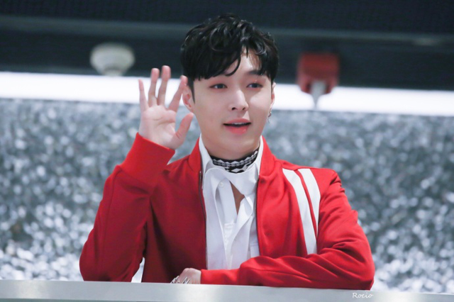 张艺兴|抢五福进行时 《偶像练习生》张艺兴曝光拍照新姿势