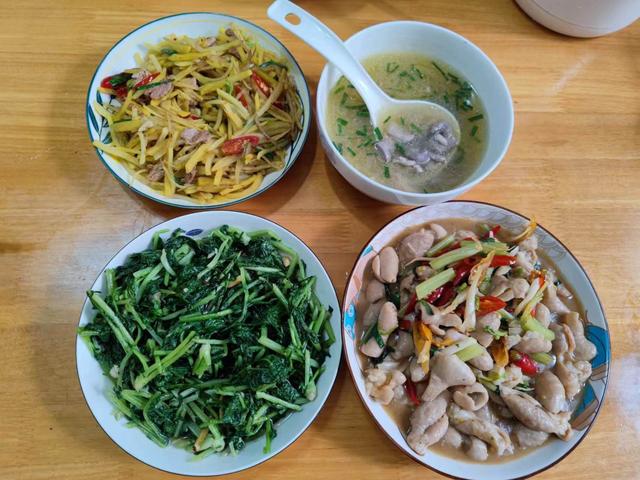 爸爸给高考女儿做的饭，妈妈给女儿的做饭，网友：没对比就没伤害