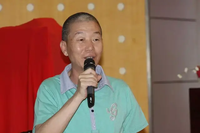 相声界代拉师弟成风，连赵津生都代师收徒，观众质问还嫌不够乱？