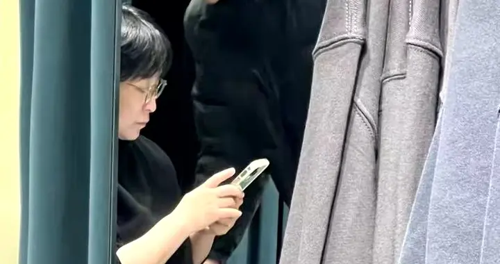 窦唯与神秘女子逛商场试衣，被传搬至通州住，生活不再清苦引感慨