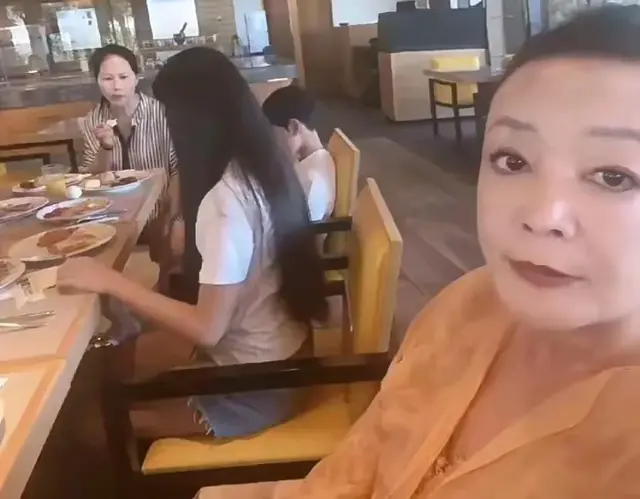 有父爱陪伴玥儿穿搭和仪态好许多，她去年的模样回看真让人心疼！