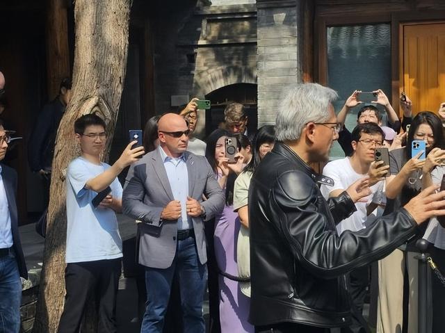 H20积压46亿美元订单！黄仁勋称还没跟客户见面 要几个月提升产能