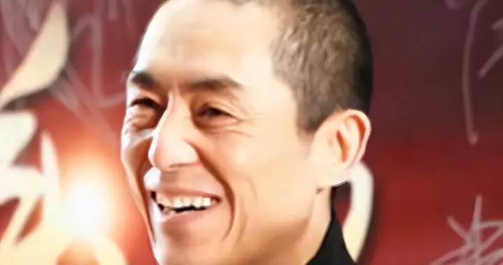 恩爱27年难敌岁月残酷！75岁张艺谋瘦弱如柴，44岁陈婷仍娇美如花