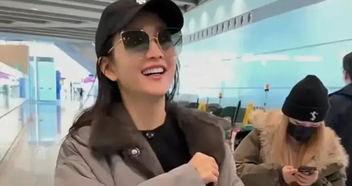 王鸥现身机场，脸上挂着灿烂笑容，明媚动人，举手投足间尽显魅力