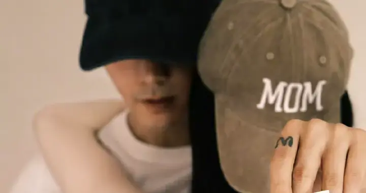 陈伟霆何穗官宣生子 18日晒出B超照、孕期照、和儿子的合照