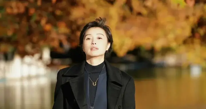 吴越的深秋大片，连眼角的鱼尾纹都很有魅力！