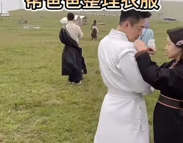 玥儿主动给汪小菲整理衣服，汪小菲亲自为玥儿牵马，父女互动有爱