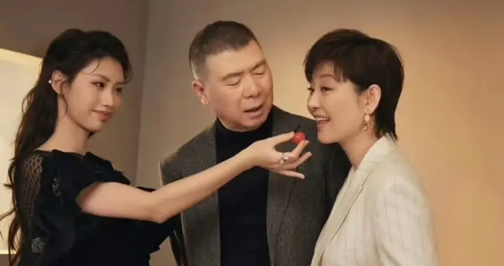 徐朵晒全家福实锤进圈！神似王楚然，长相却撞脸冯小刚引猜测