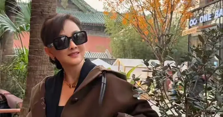 53岁活成30岁模样，牛莉穿4万大衣秀火辣身材，老公宠妻无上限