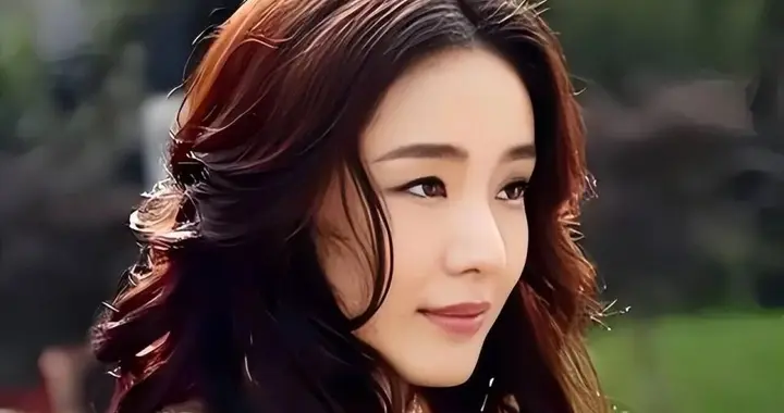 她曾被张艺谋力捧，成名后与富豪卷款61亿逃往国外，如今怎样了？