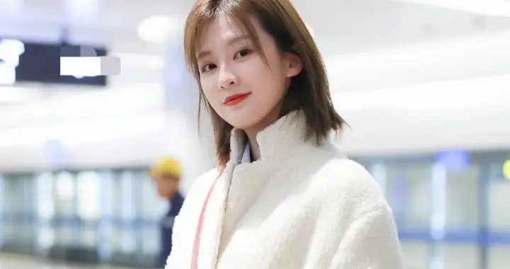 乔欣果真是行走的衣架子！穿羊羔绒大衣+长筒靴，时髦洋气又高级