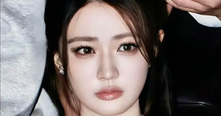 徐璐｜上海时装周秀上，很难忘的一场小鹿的眼睛双眸盛着一汪静湖 ???