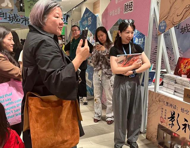 洪晃现状：64岁又高又壮，和四婚丈夫过得很幸福，养女越长越像她