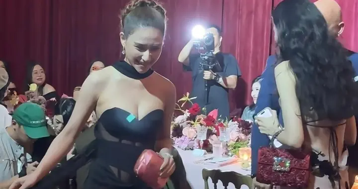 何超莲现身时尚晚宴，穿黑色深v短裙超性感，名媛范十足